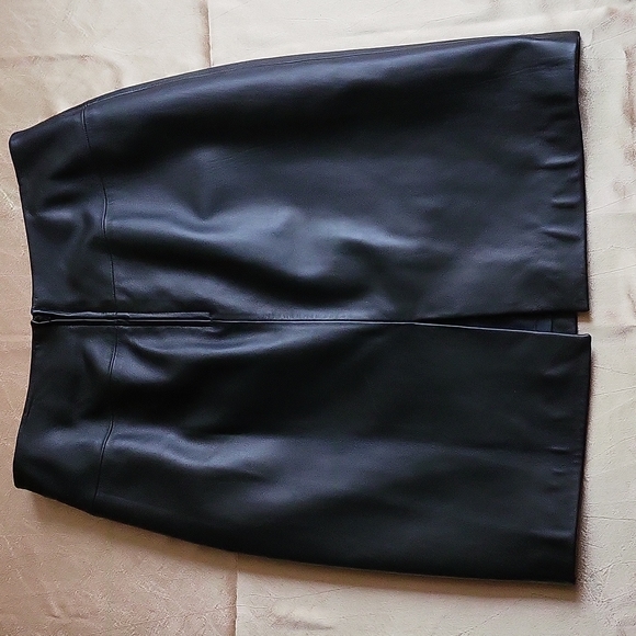 Valerie by valerie stevens EUC petite women's black 100% Leather skirt size 6P. - Picture 3 of 6